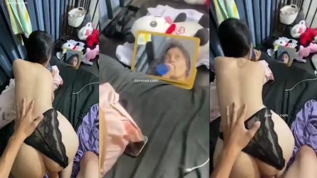 Nhét sextoy vào họng người yêu lúc doggy